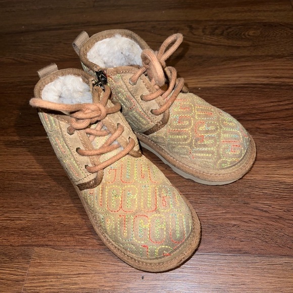 Toddler Unisex Uggs Boot - Picture 2 of 3